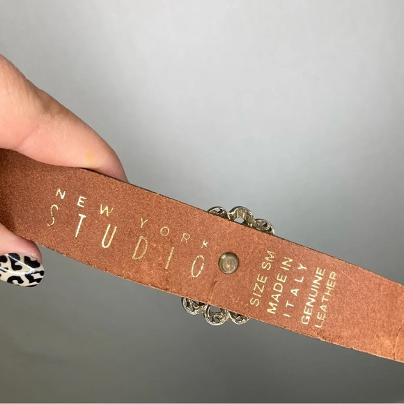 New‎ York Studio | Brown Leather Belt Small Metal Florals - Picture 4 of 4